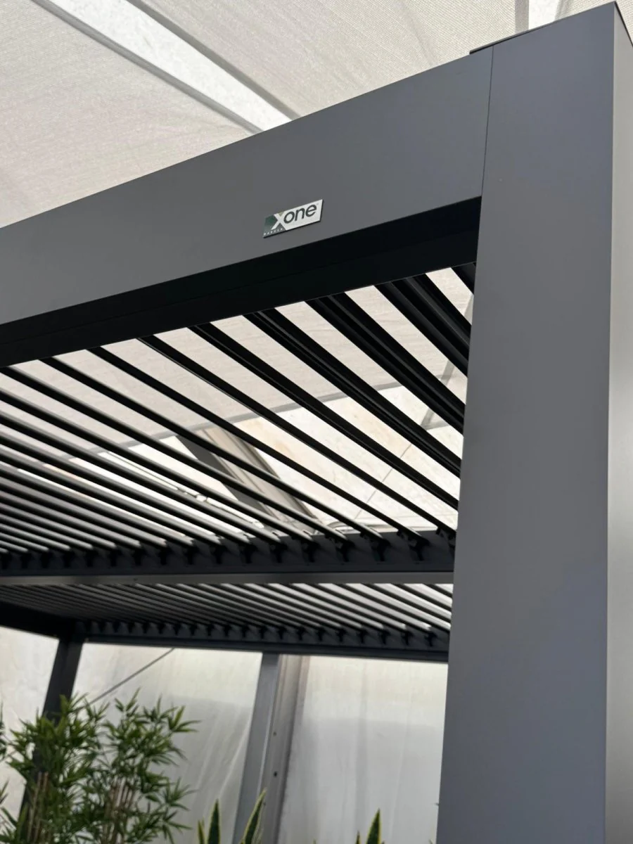 Pergola bioclimatica autoportante in alluminio antracite Gaia Xone - Image 5