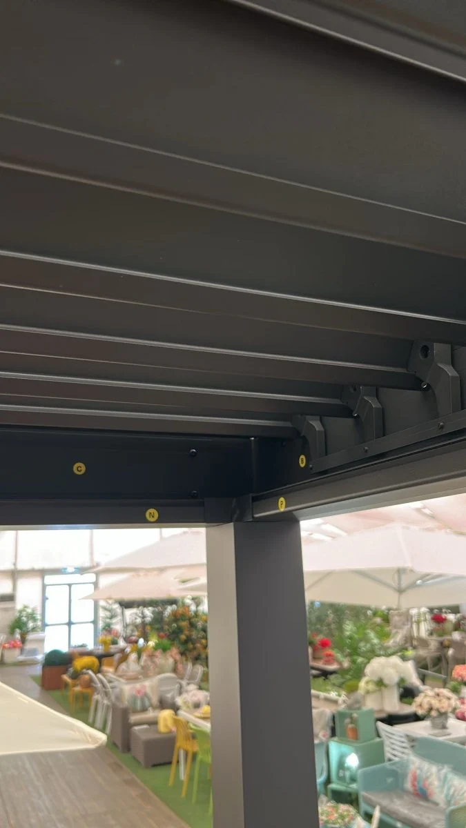 Pergola bioclimatica autoportante in alluminio antracite Gaia Xone - Image 8